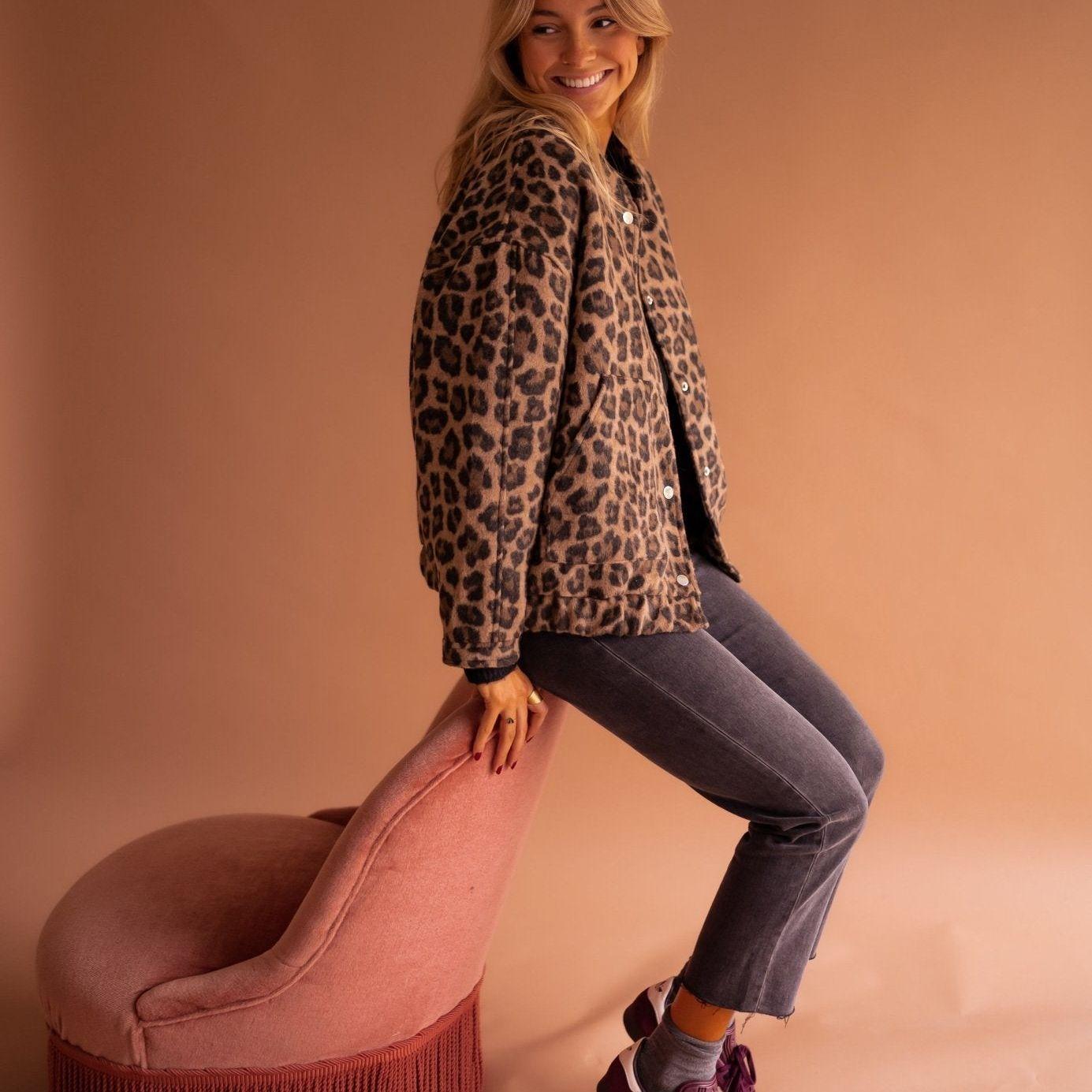 Ingrid™ | Mysig Statementkappa med Leopardmönster